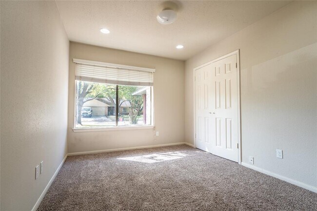 Building Photo - 12026 Hedgegate Dr