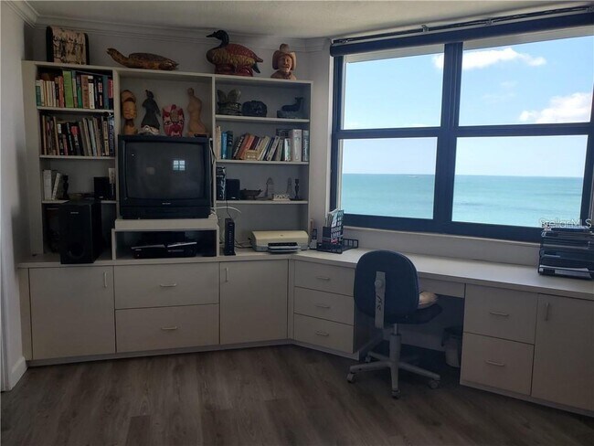 Building Photo - 1050 Longboat Club Rd