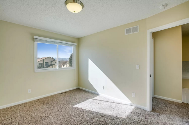 Building Photo - Stunning 3Bed 3Bath W/ Moutain views and u...