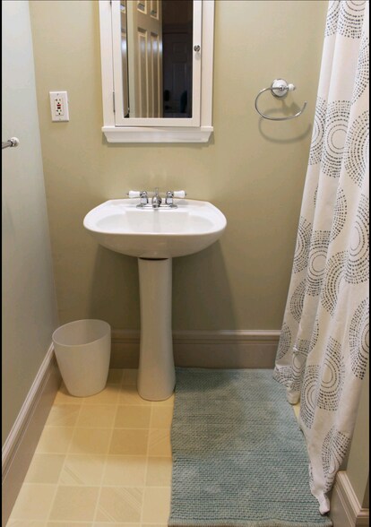 Building Photo - 1910 S G St