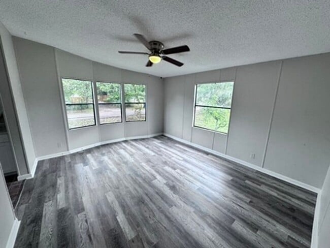 Building Photo - ***TWO WEEKS FREE*** Beautiful Fully Remodeled Home with Large Yard and Primary Suite Bath