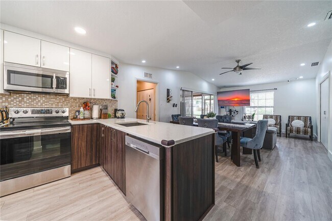 Building Photo - 5400 Lakewood Cir S