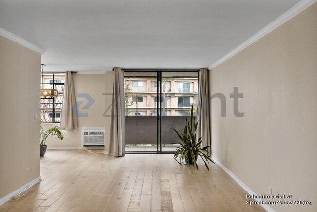 Building Photo - 117 S Doheny Dr