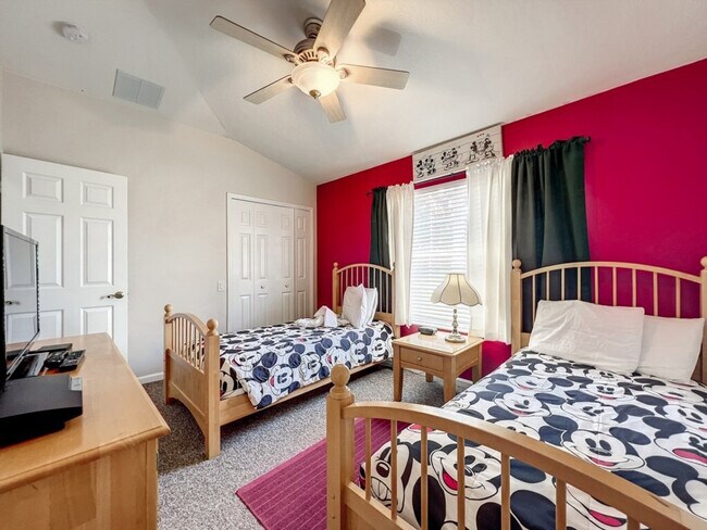 Building Photo - 2421 Silver Palm Dr