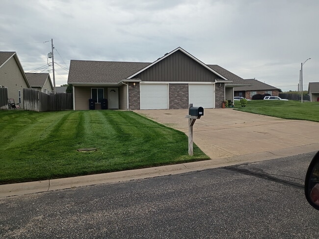 Primary Photo - 435 Meadowlark Dr