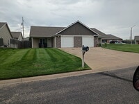 Building Photo - 435 Meadowlark Dr
