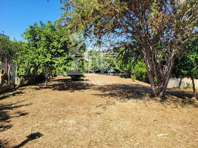 Building Photo - 3 Bedroom House With Plenty of Parking and Large Yard in Los Angeles, CA.