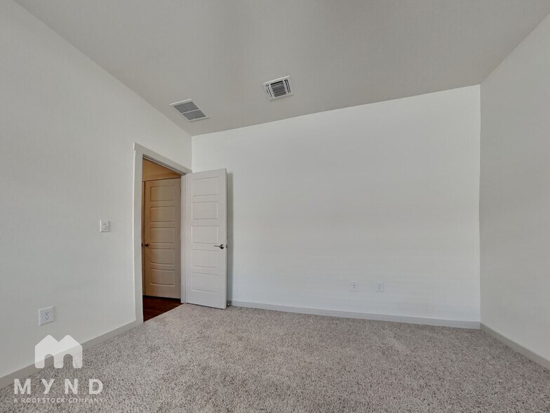 Building Photo - 3029 Egan Dr