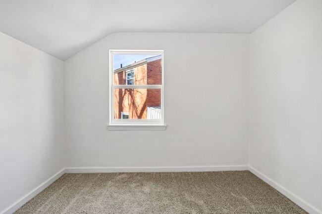 Building Photo - Newly Renovated 3 Bed/2.5 Bath Home - Cent...