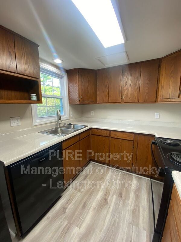 Building Photo - 3493 Sutherland Dr