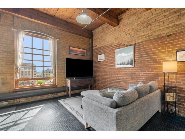 Building Photo - 716 N 1st St