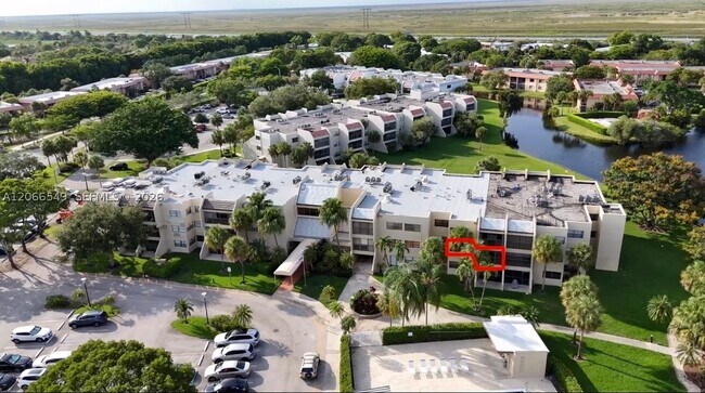 Building Photo - 220 Lakeview Dr