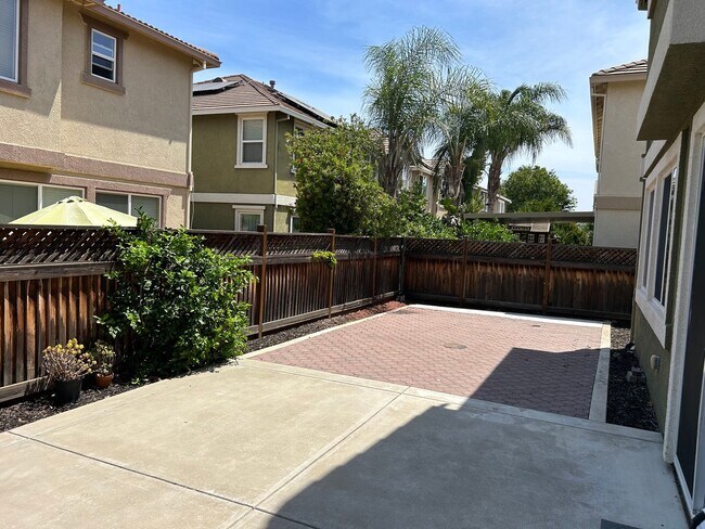 Building Photo - Beautiful 4 Bedroom 3 Bathroom in Quiet Neighborhood with SOLAR