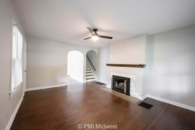 Building Photo - "Charming 3-Bedroom Retreat with Hardwood ...