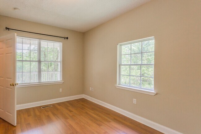 Building Photo - Charming home on River Canyon Drive