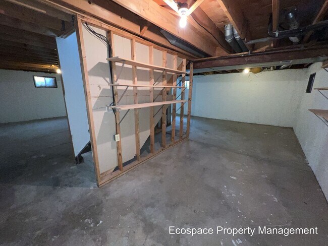 Building Photo - Four Bedroom House in the Smoky Hill neigh...