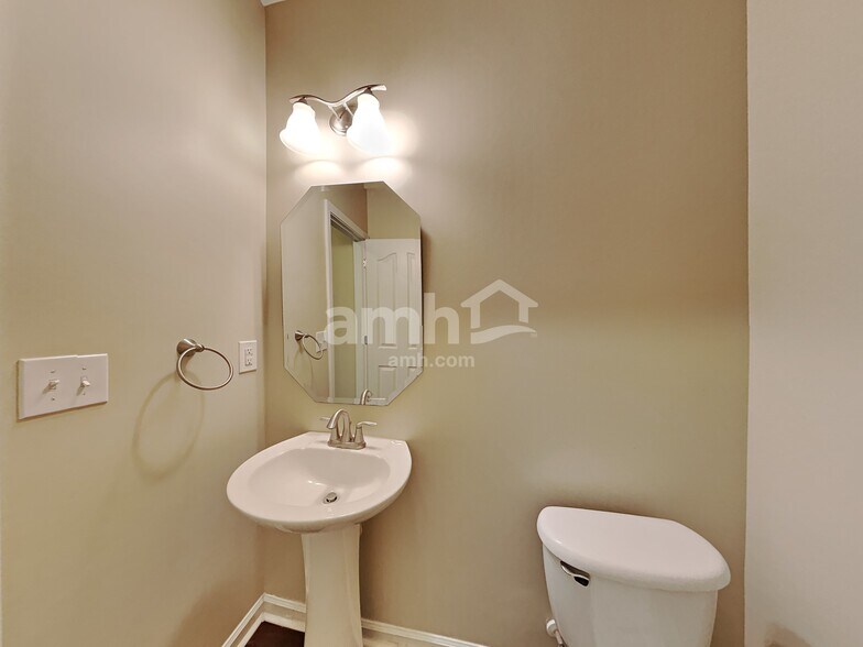 Building Photo - 107 Lacona Ter