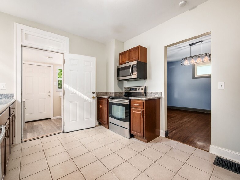 Building Photo - 211 E Jenkins Ave