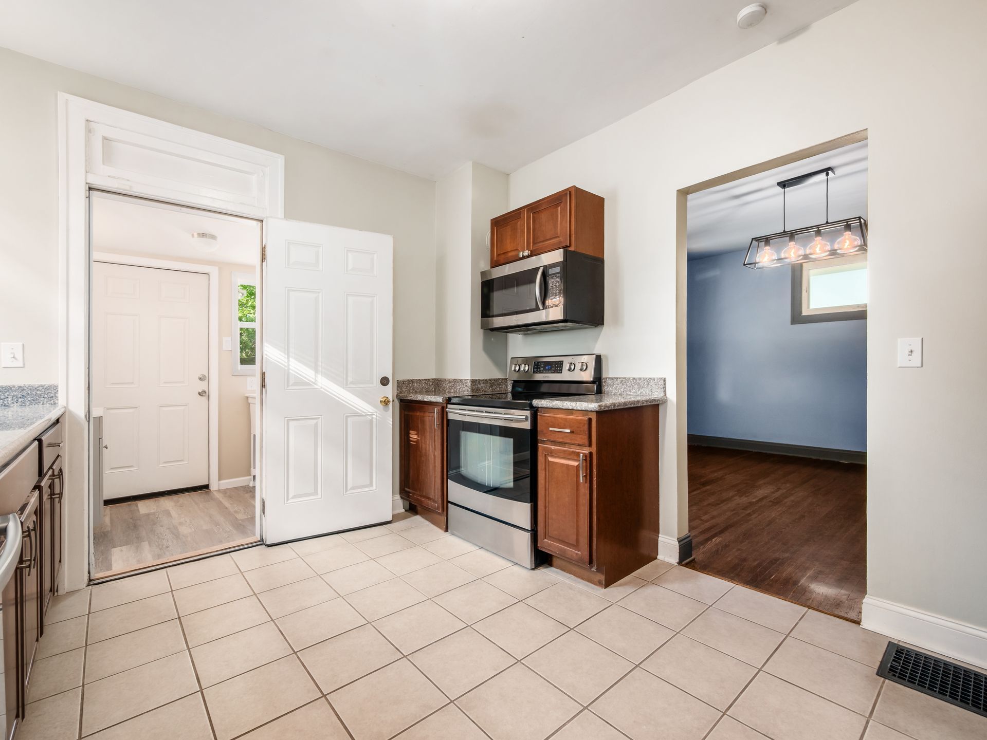 Building Photo - 211 E Jenkins Ave