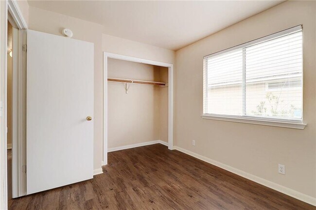 Building Photo - 202 Quail Cir