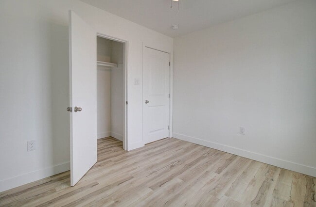 Building Photo - 2539 N 39th Ave