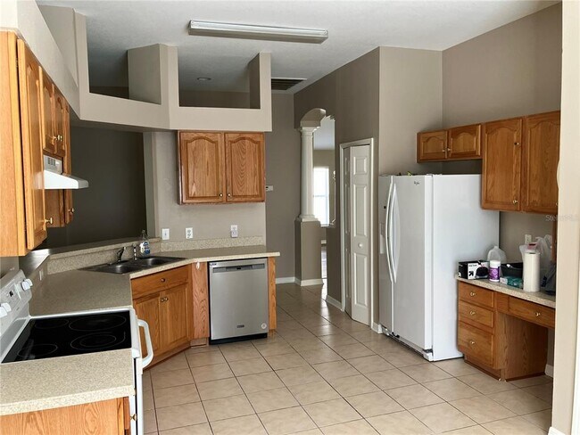 Building Photo - 15848 Leatherleaf Ln