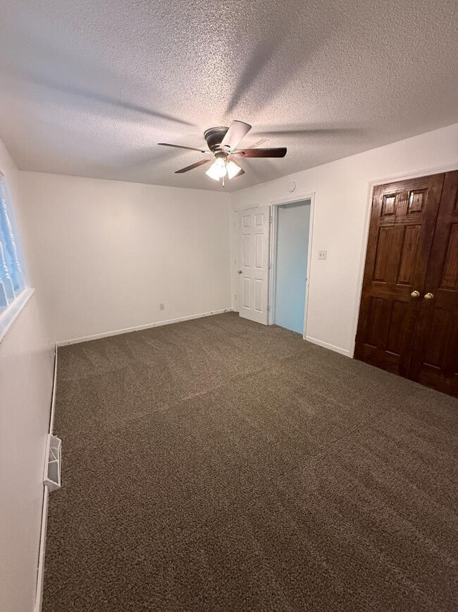 Building Photo - 2305 Southridge Dr