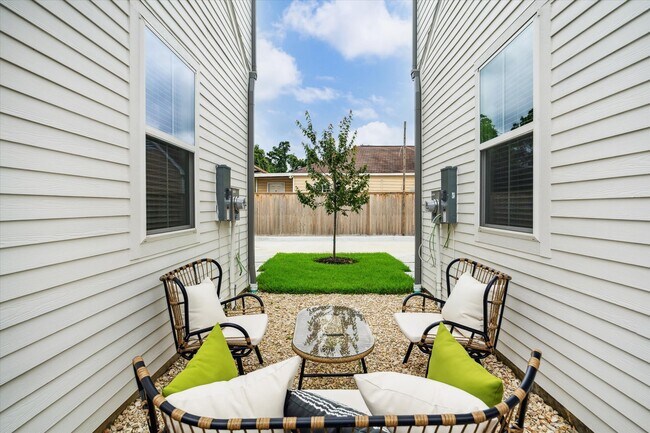 Building Photo - 845 Elkhart St