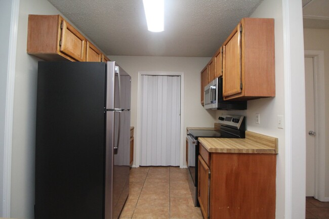 Building Photo - 2/1 Gulf Breeze Duplex! Pet friendly with ...