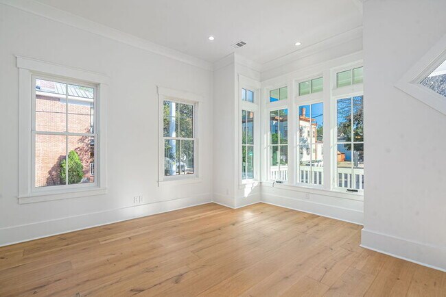 Building Photo - 302 W 38th St