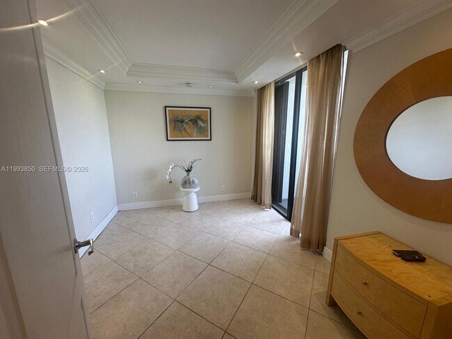 Building Photo - 2555 Collins Ave