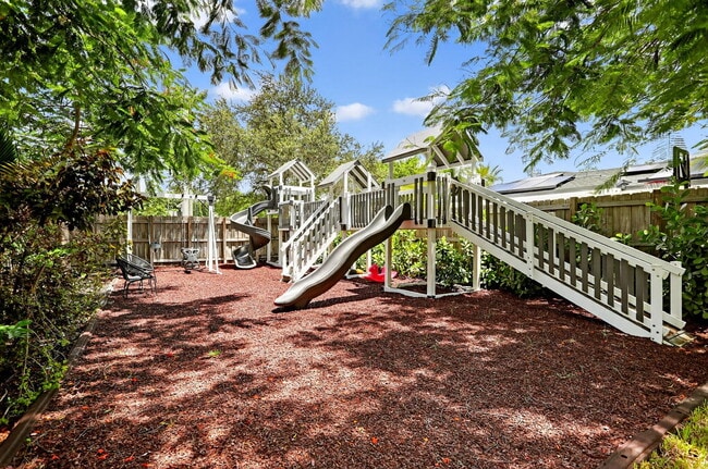 Building Photo - 600 NE 4th St