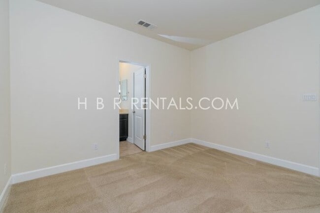 Building Photo - Spacious Elegance: 4-Bedroom with 3.5 Baths in Manteca