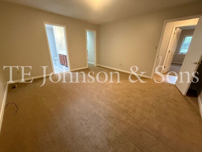 Building Photo - Charming 3 Bedroom Home Near Country Club ...