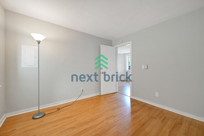 Building Photo - "Charming 2-Bed Retreat in Seattle's Heart – Cozy 840 Sq Ft Haven on 14th Ave West!"