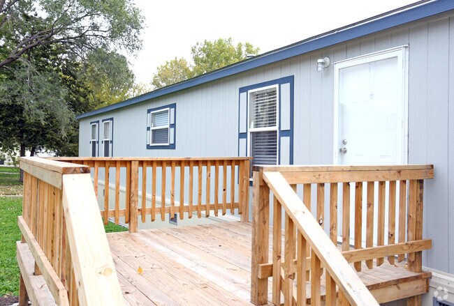 Building Photo - Maple Grove