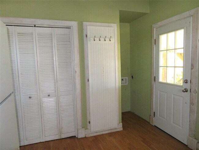 Building Photo - 302 S Washington St