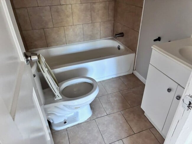 Building Photo - 70 Lakeside Dr