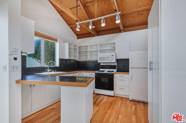 Building Photo - 656 Angelus Pl