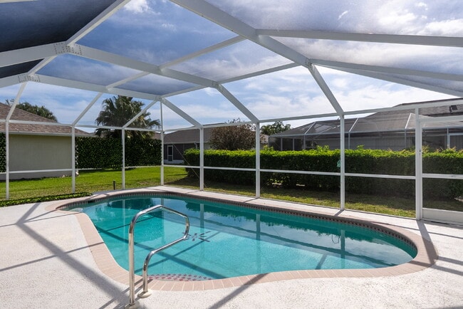 Building Photo - "Spacious 3-Bedroom Pool Home with 2 Baths & 2,075 Sq. Ft. of Comfort in Venice, FL!"