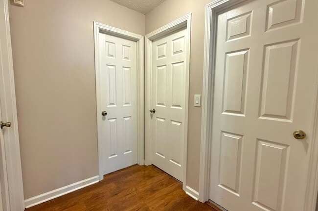 Building Photo - AVAILABLE NOW! (No Pets)