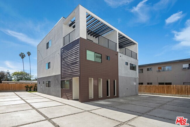 Building Photo - 14804 1/2 Vanowen St