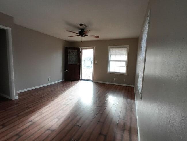 Building Photo - Cute 3 Bed or 2 bed and office