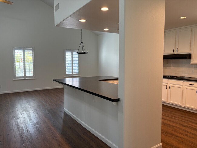 Building Photo - 697 Cromwell Ave