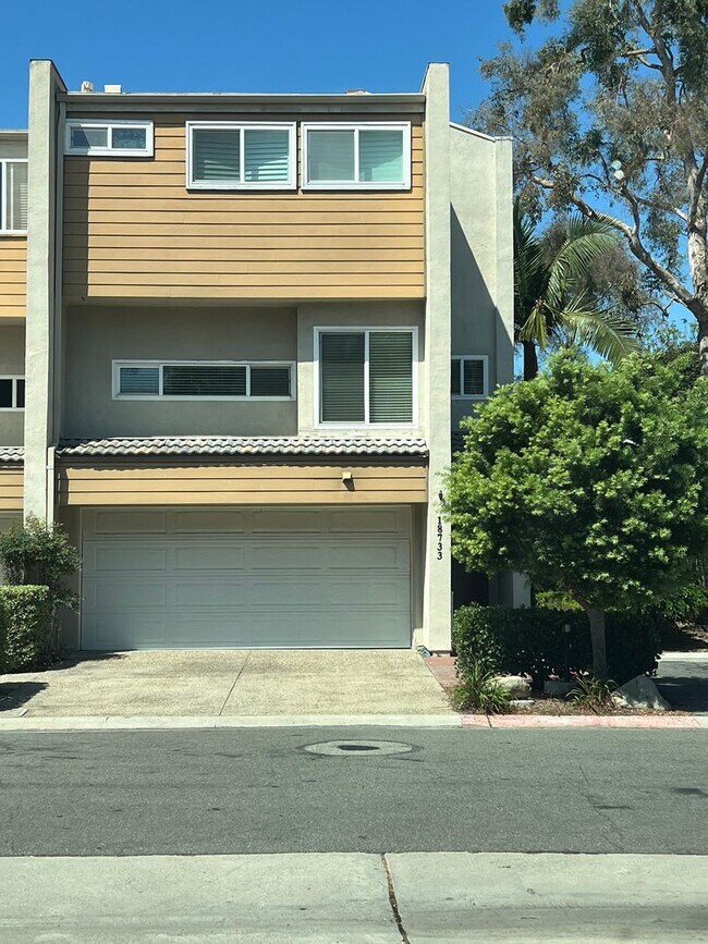 Building Photo - Tri-Level 2bed 2.5 bath Huntington  Beach Condo