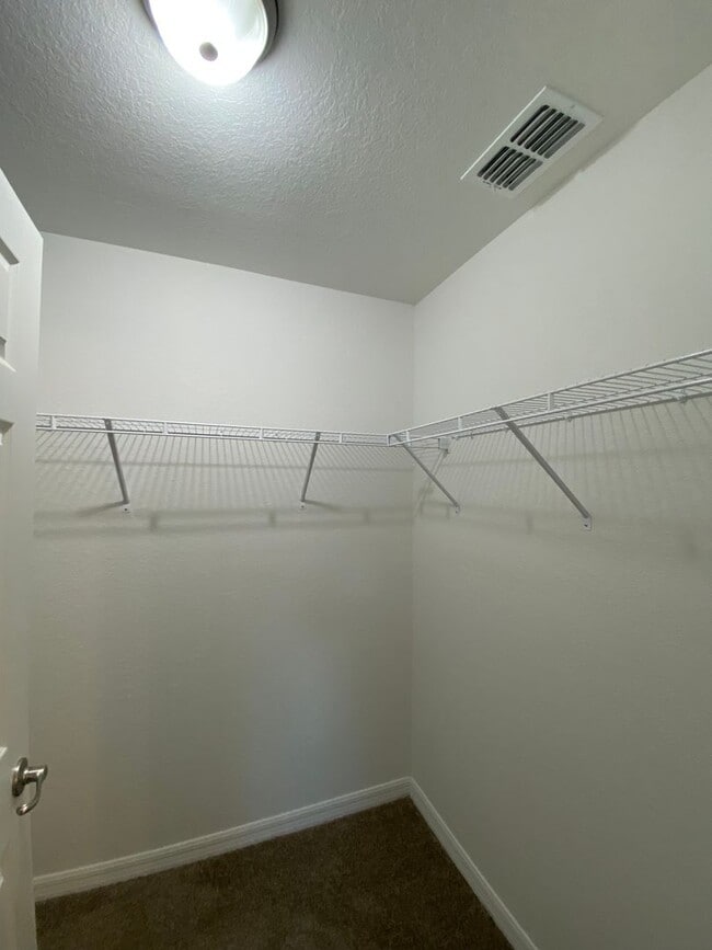 Building Photo - Custom Home - Desirable SE Ocala Neighborh...