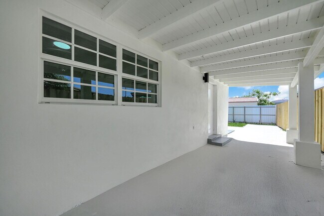 Building Photo - 4040 SW 108th Ave