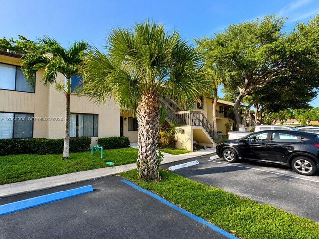 Building Photo - 6585 Somerset Dr