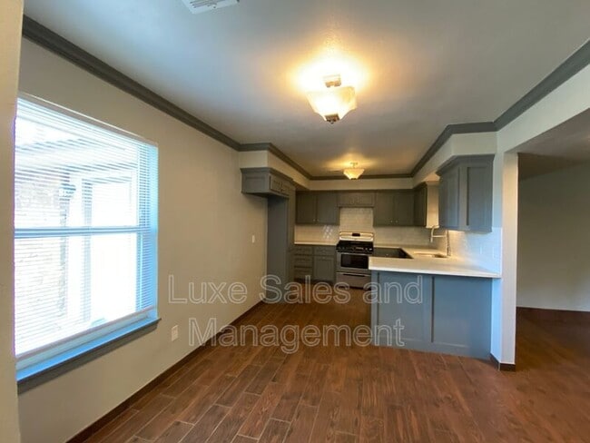 Building Photo - 910 Oak Hill Rd