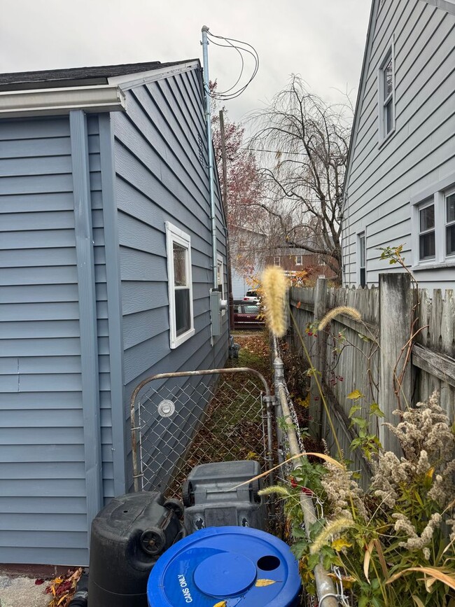 Building Photo - Newly remodeled 2 bedroom home